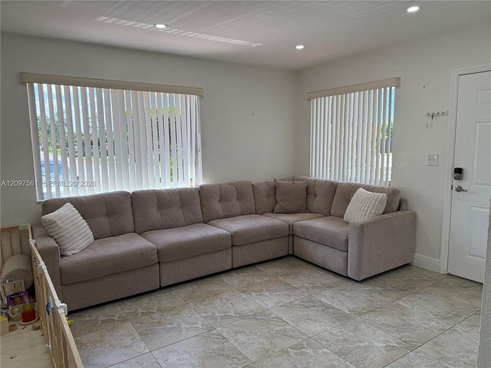For Rent: $2,800 (2 beds, 1 baths, 1652 Square Feet)