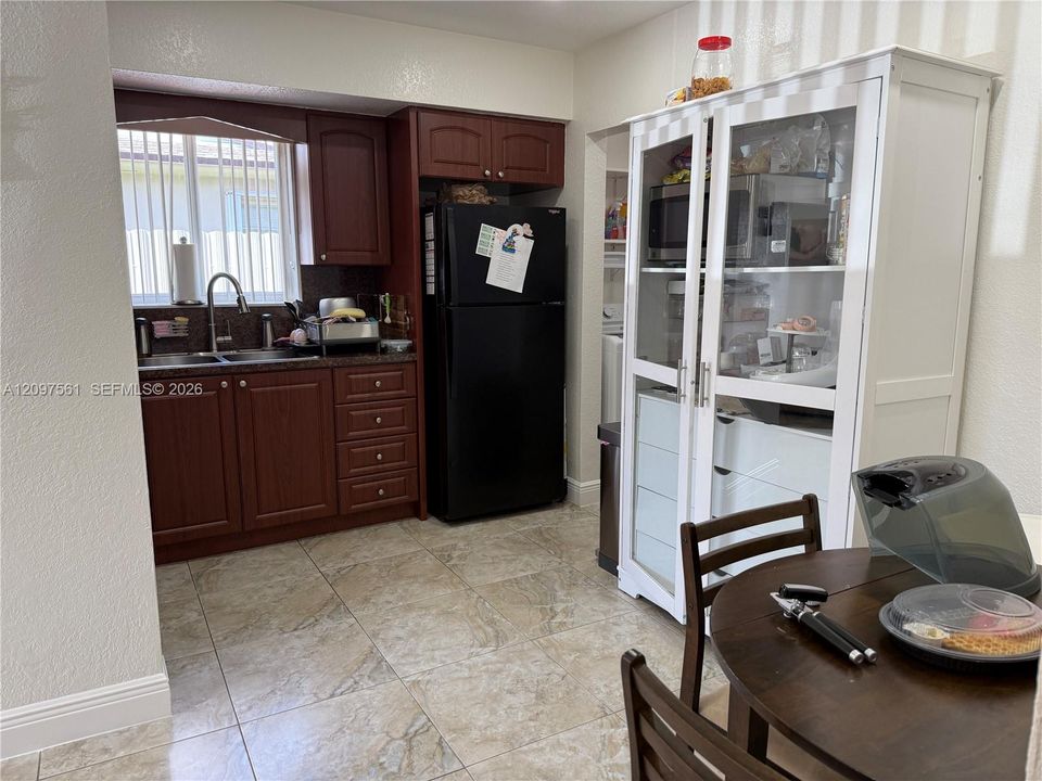 For Rent: $2,800 (2 beds, 1 baths, 1652 Square Feet)