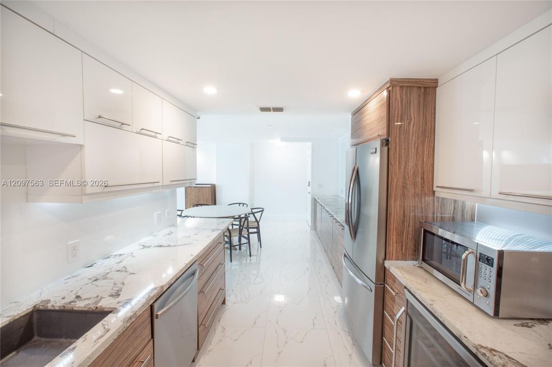 В аренду: $7,800 (2 спален, 2 ванн, 1324 Квадратных фут)