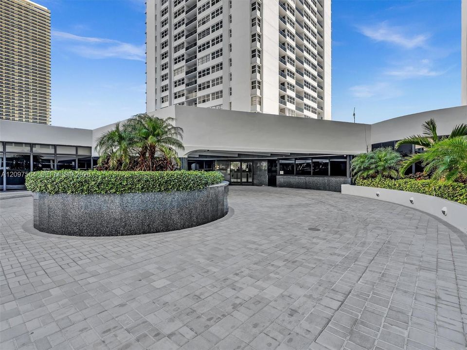 Beachfront condo valet and concierge Hallandale