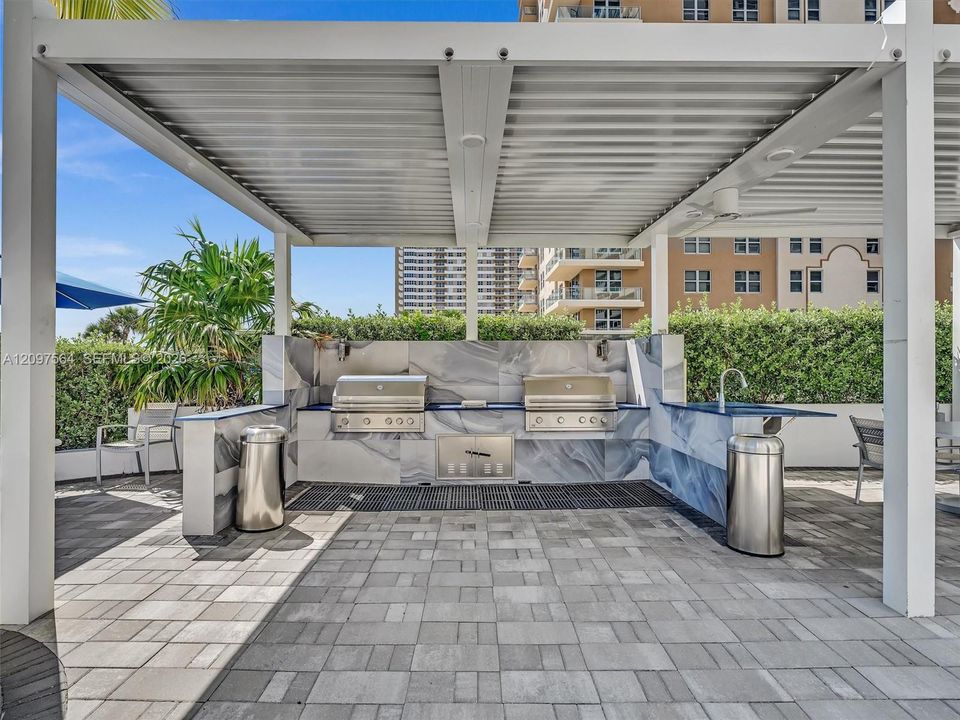 For Sale: $459,000 (1 beds, 1 baths, 960 Square Feet)
