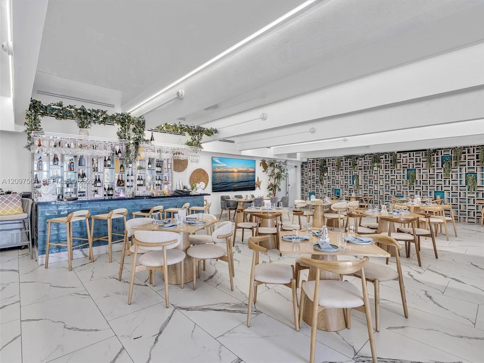 Luxury condo with private restaurant Hallandale