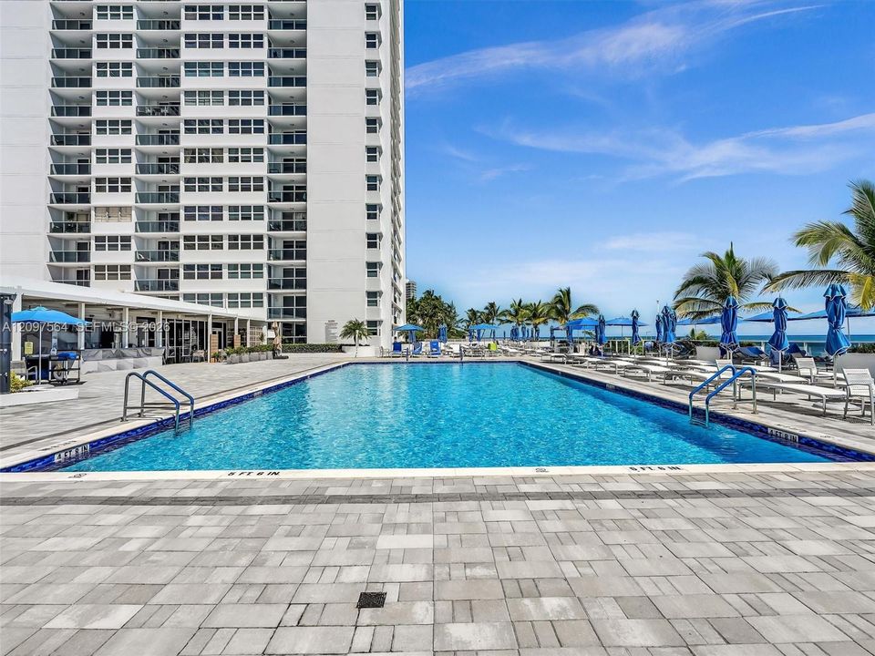For Sale: $459,000 (1 beds, 1 baths, 960 Square Feet)