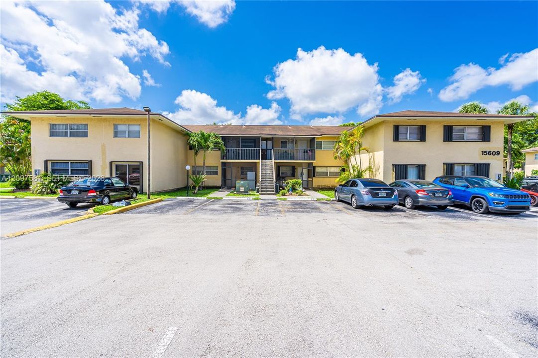 For Sale: $225,000 (2 beds, 2 baths, 825 Square Feet)