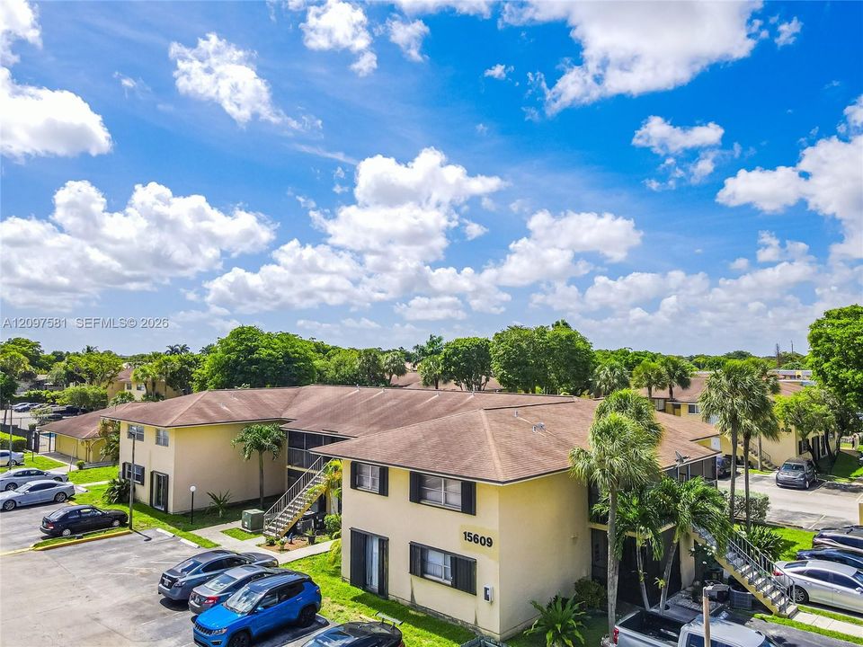 For Sale: $225,000 (2 beds, 2 baths, 825 Square Feet)