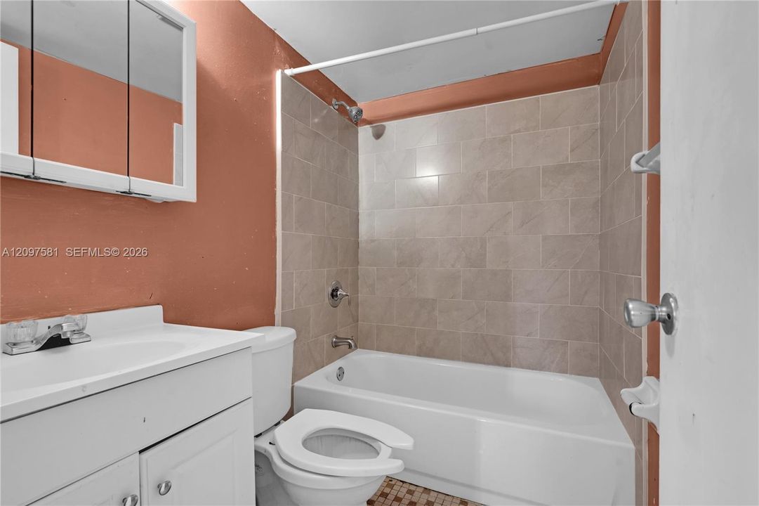 For Sale: $225,000 (2 beds, 2 baths, 825 Square Feet)