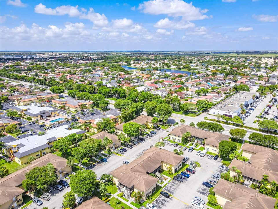 For Sale: $225,000 (2 beds, 2 baths, 825 Square Feet)