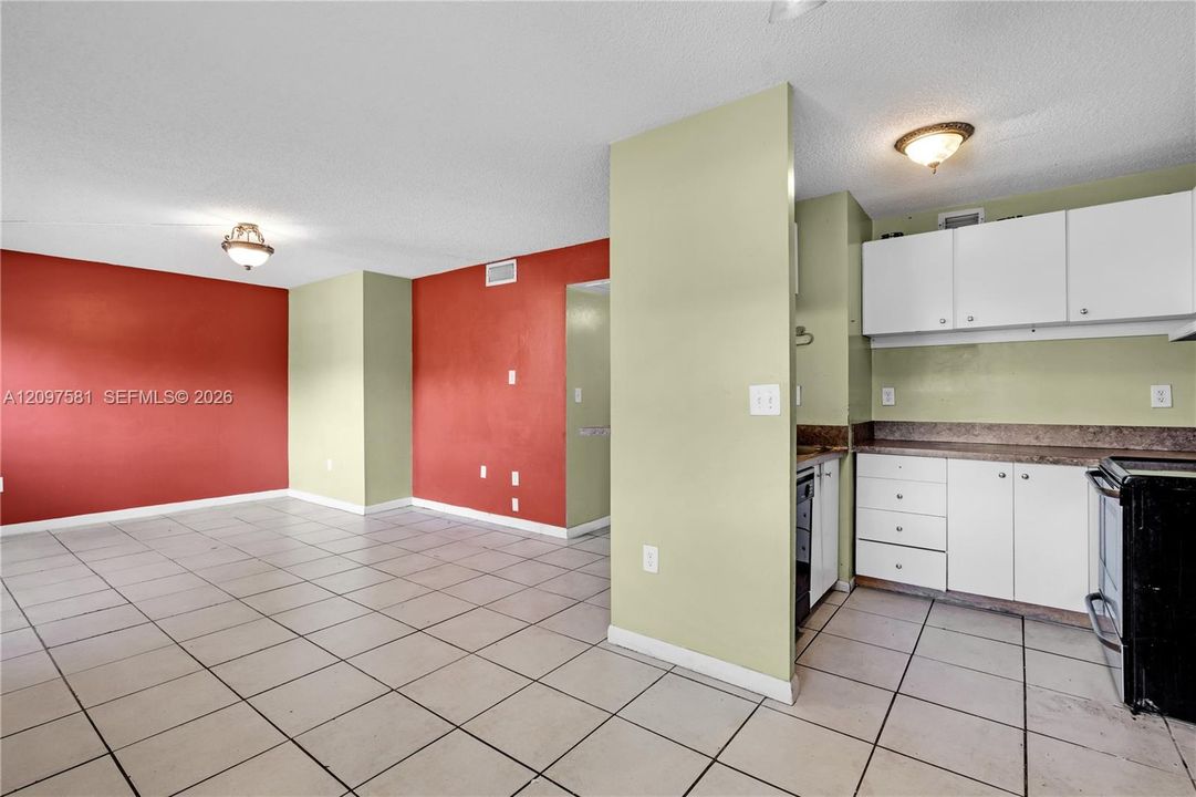 For Sale: $225,000 (2 beds, 2 baths, 825 Square Feet)