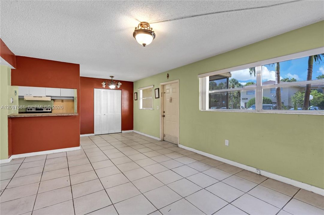 For Sale: $225,000 (2 beds, 2 baths, 825 Square Feet)