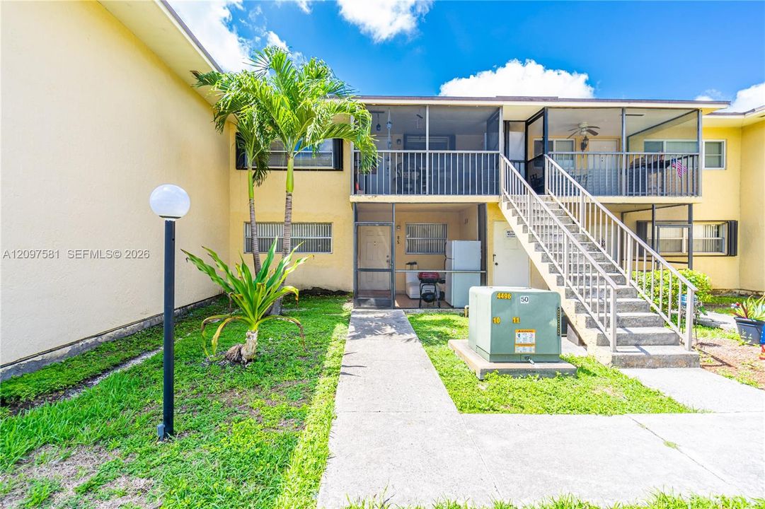 For Sale: $225,000 (2 beds, 2 baths, 825 Square Feet)