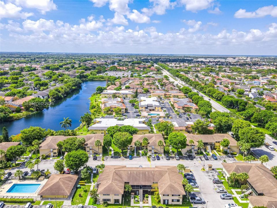 For Sale: $225,000 (2 beds, 2 baths, 825 Square Feet)
