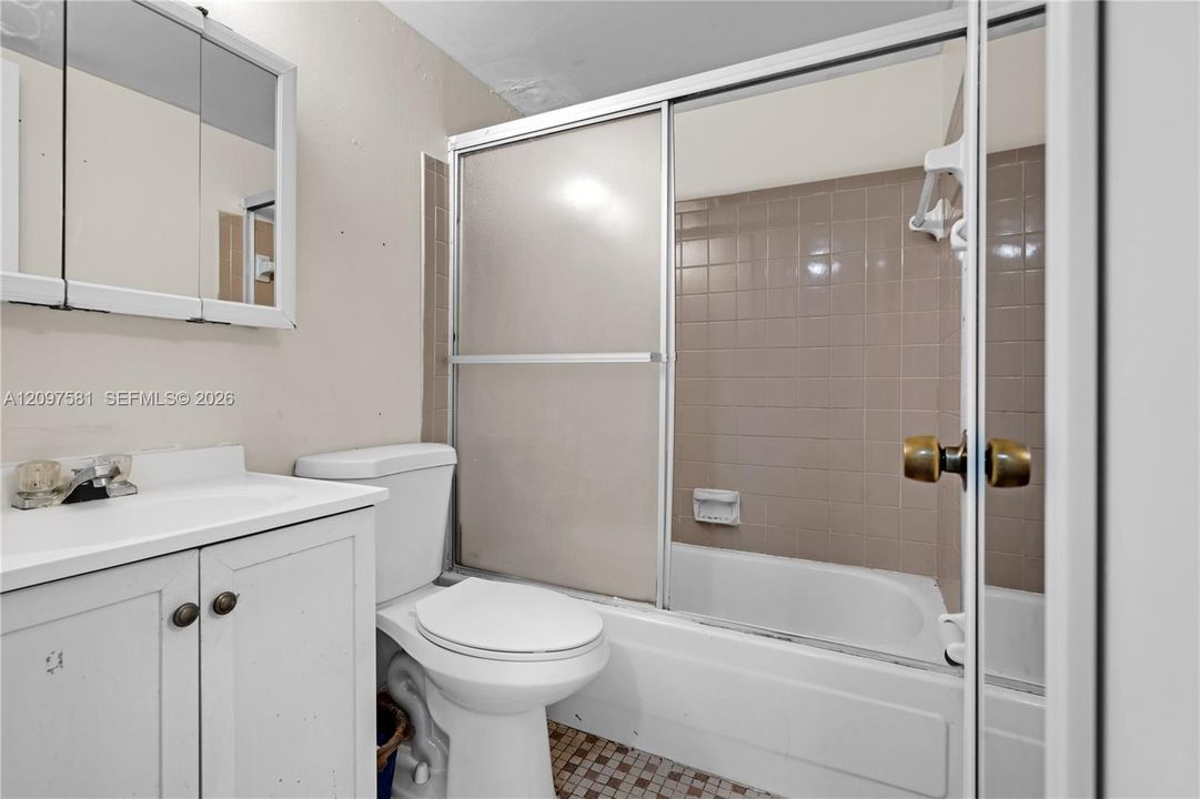 For Sale: $225,000 (2 beds, 2 baths, 825 Square Feet)