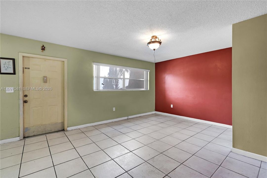 For Sale: $225,000 (2 beds, 2 baths, 825 Square Feet)