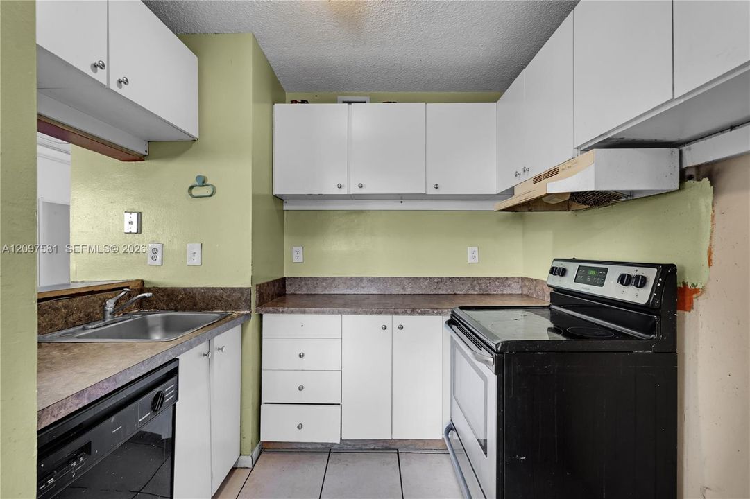 For Sale: $225,000 (2 beds, 2 baths, 825 Square Feet)