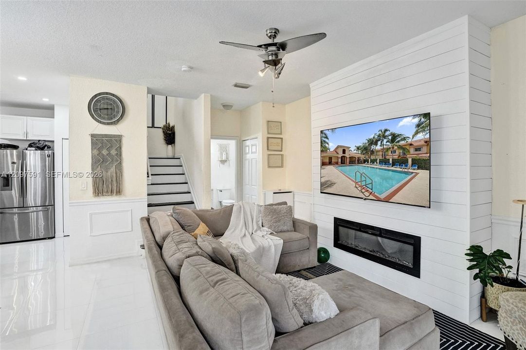 For Sale: $284,999 (2 beds, 2 baths, 1224 Square Feet)