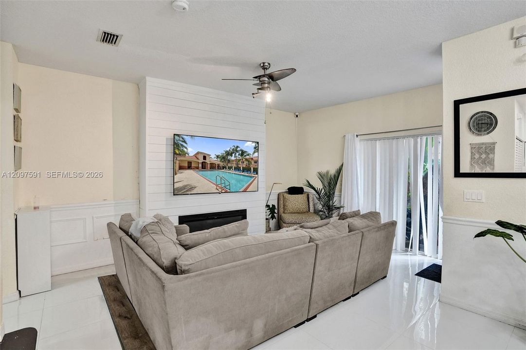 For Sale: $284,999 (2 beds, 2 baths, 1224 Square Feet)