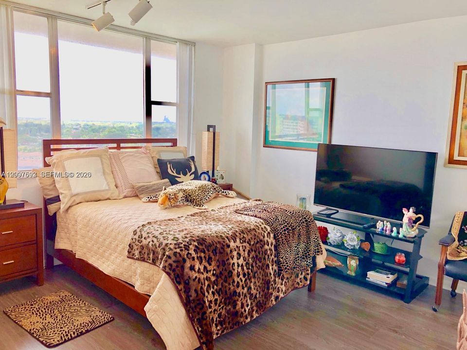 For Sale: $240,000 (2 beds, 2 baths, 1132 Square Feet)