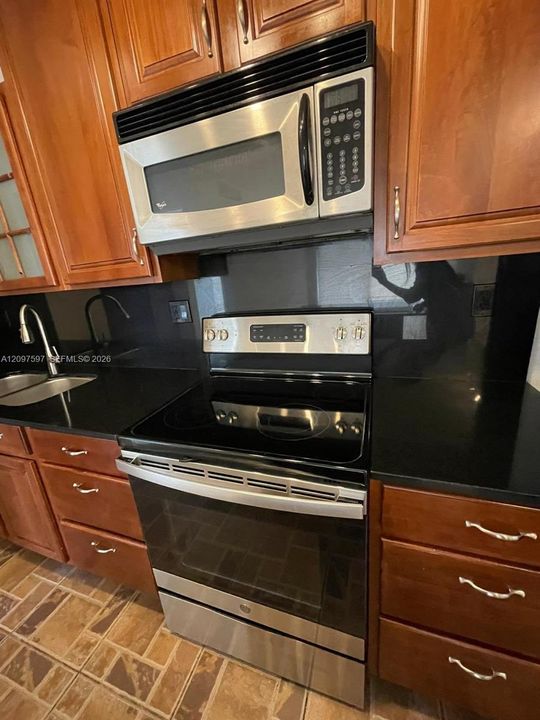 For Rent: $2,200 (2 beds, 2 baths, 780 Square Feet)