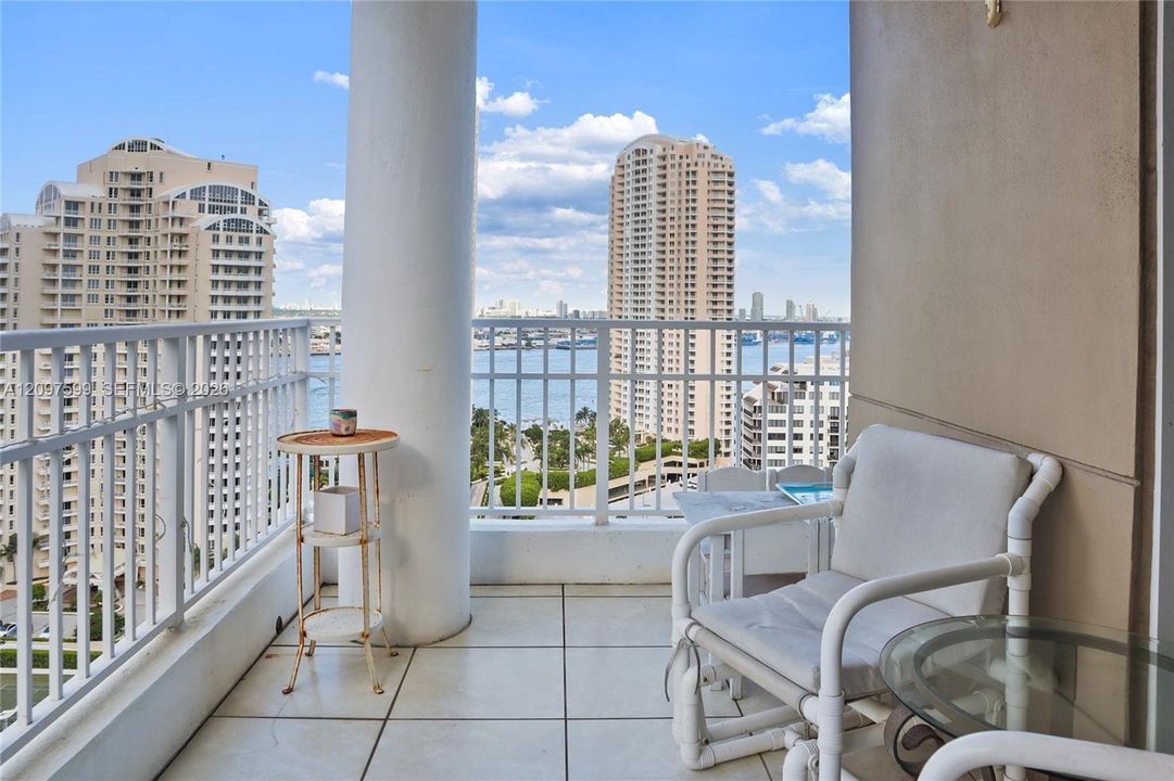 For Sale: $700,000 (2 beds, 2 baths, 1257 Square Feet)