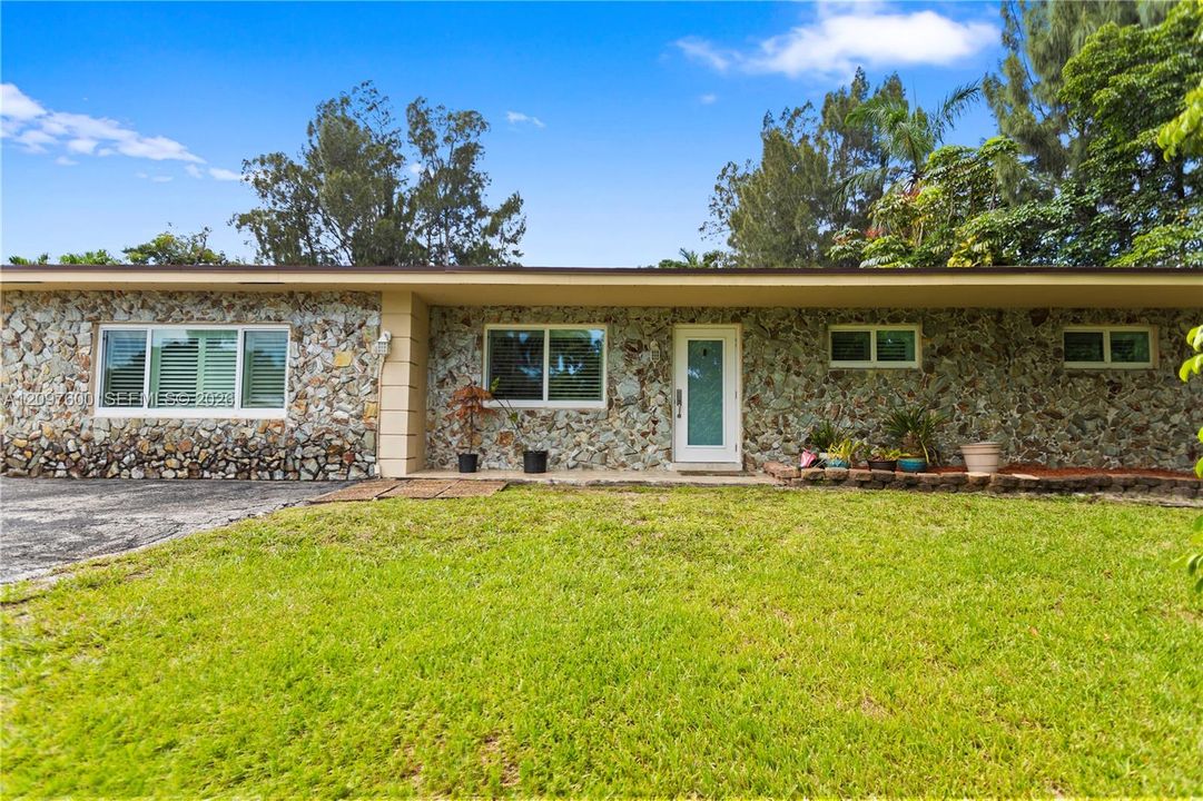 For Sale: $830,000 (4 beds, 2 baths, 2302 Square Feet)