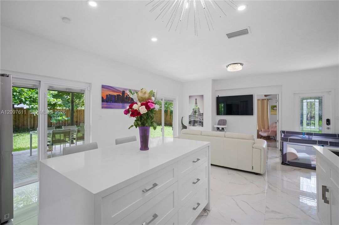 En Venta: $655,000 (3 camas, 2 baños, 1180 Pies cuadrados)