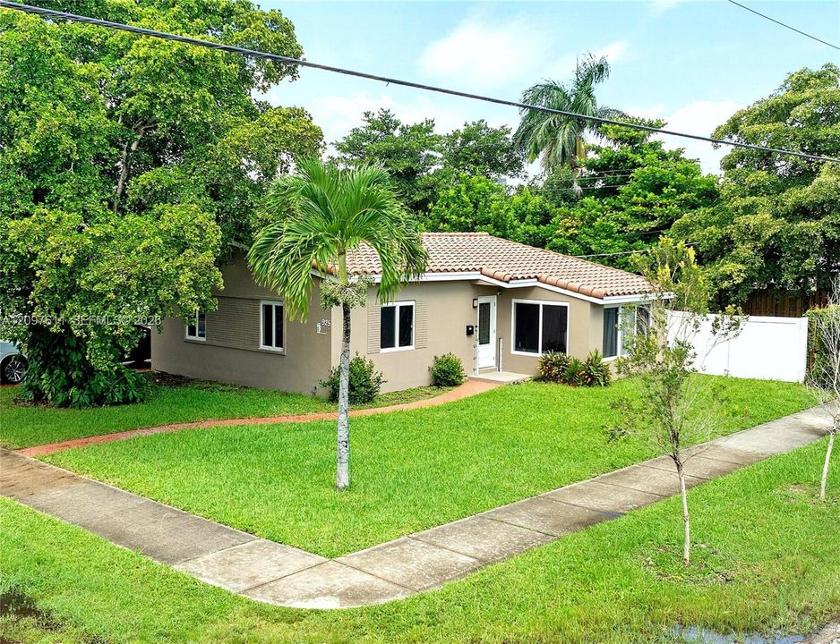 En Venta: $655,000 (3 camas, 2 baños, 1180 Pies cuadrados)