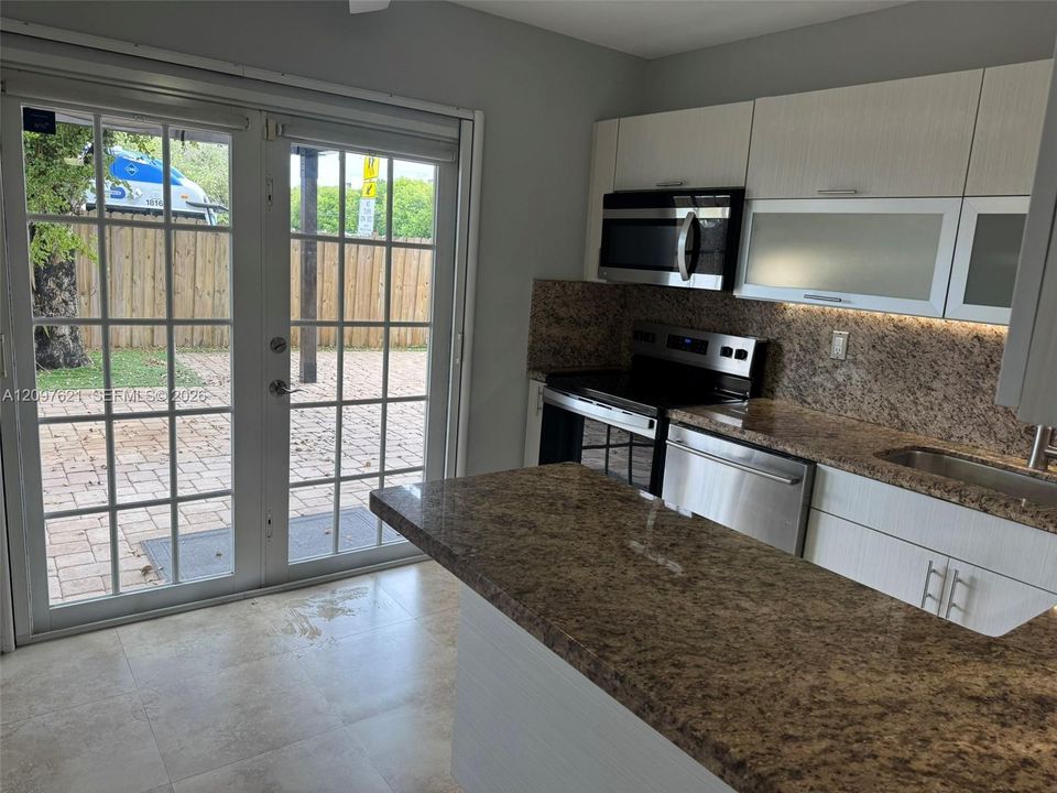 For Rent: $2,650 (2 beds, 2 baths, 954 Square Feet)