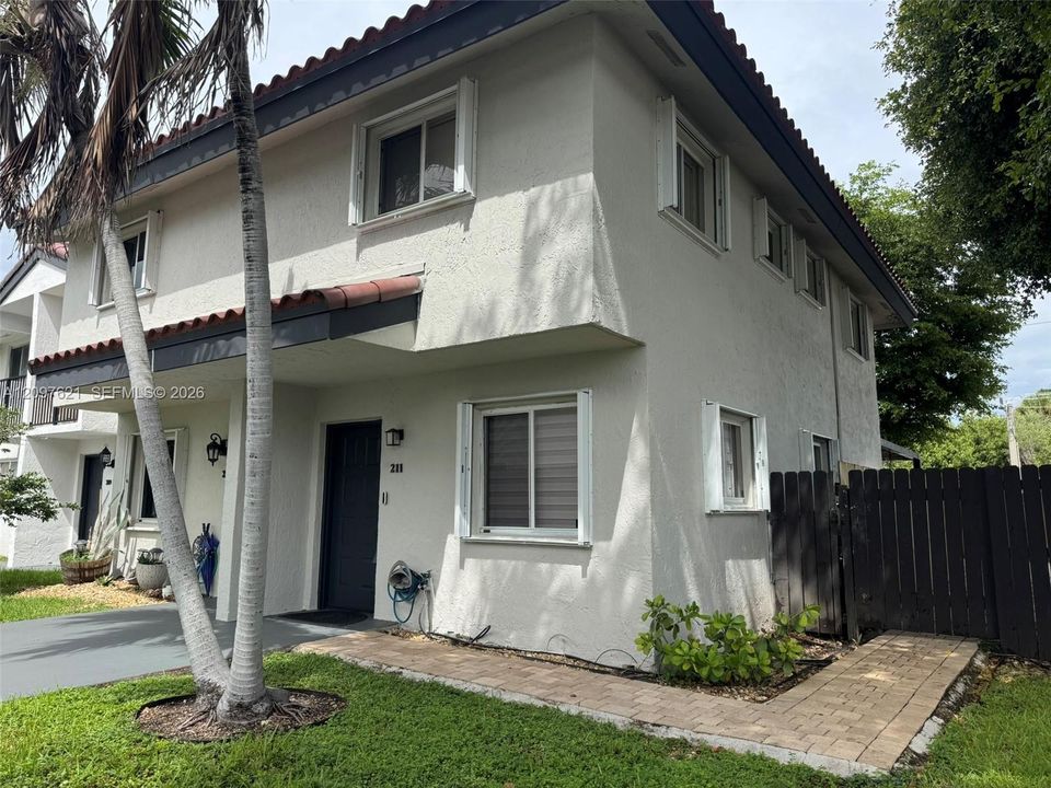 For Rent: $2,650 (2 beds, 2 baths, 954 Square Feet)