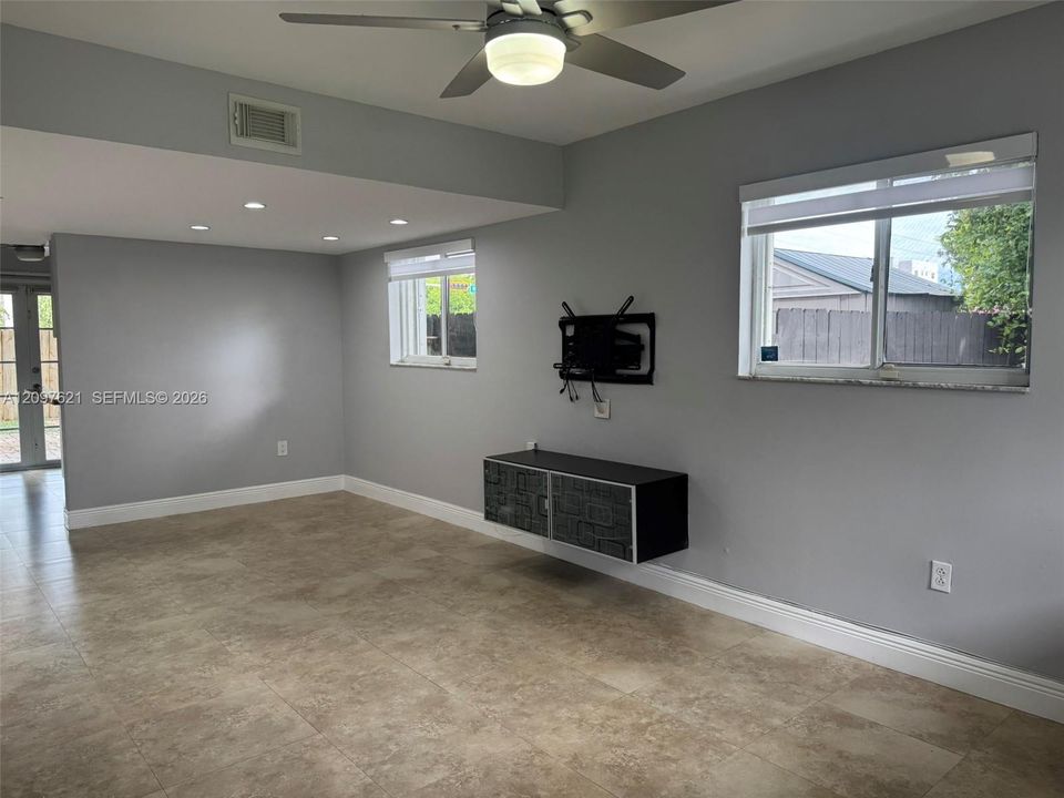 For Rent: $2,650 (2 beds, 2 baths, 954 Square Feet)