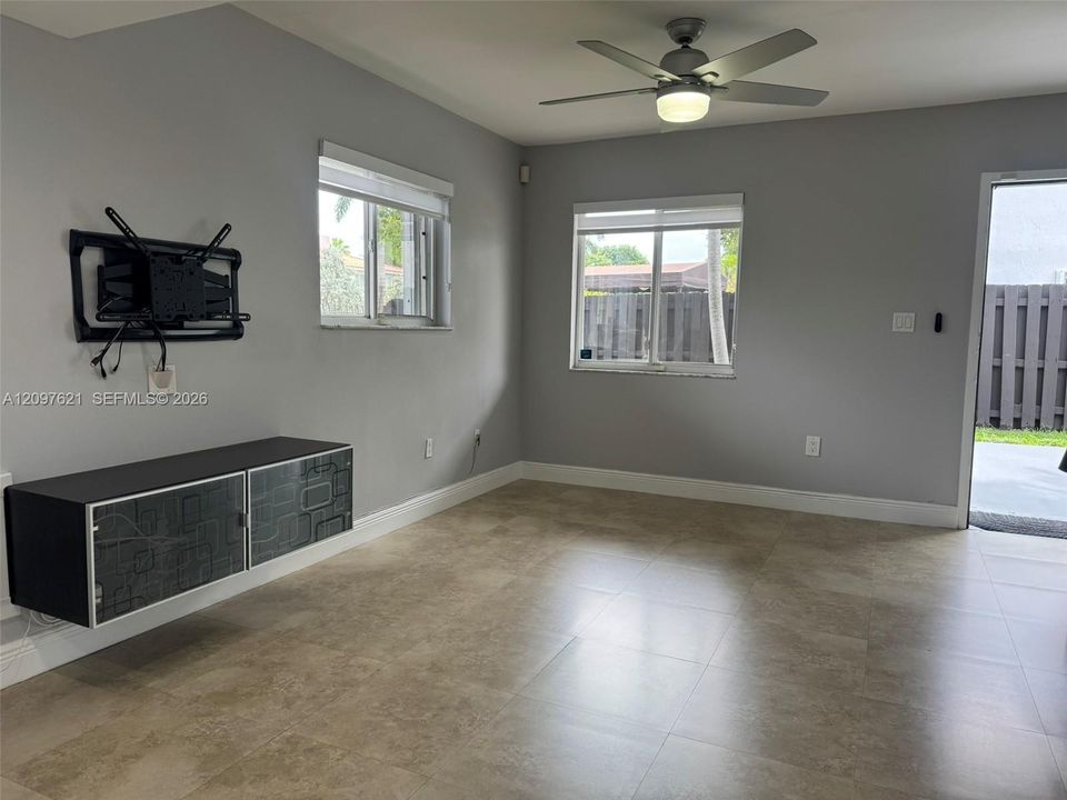 For Rent: $2,650 (2 beds, 2 baths, 954 Square Feet)