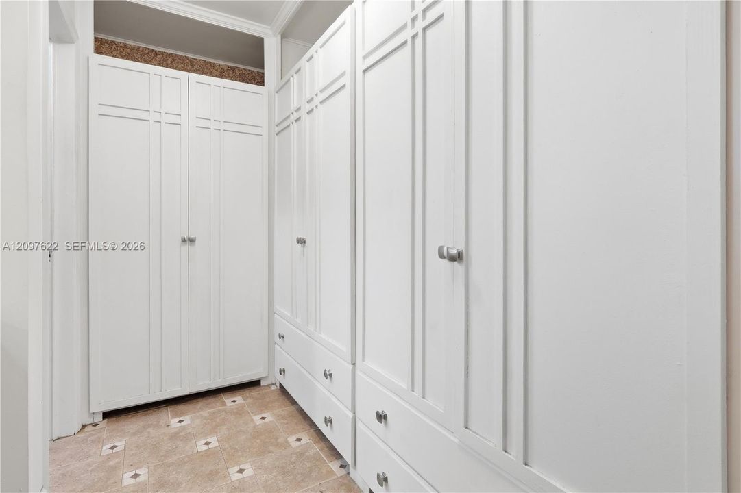 For Sale: $925,000 (4 beds, 2 baths, 1943 Square Feet)