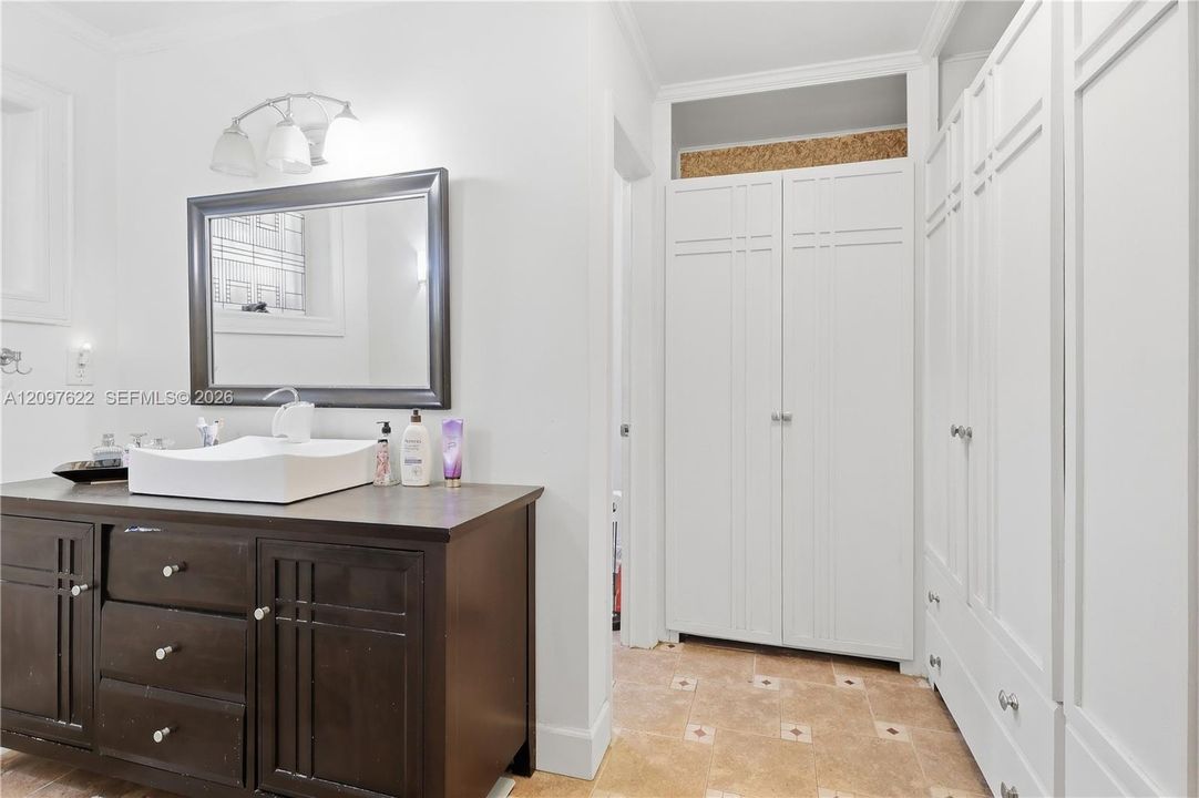 For Sale: $925,000 (4 beds, 2 baths, 1943 Square Feet)