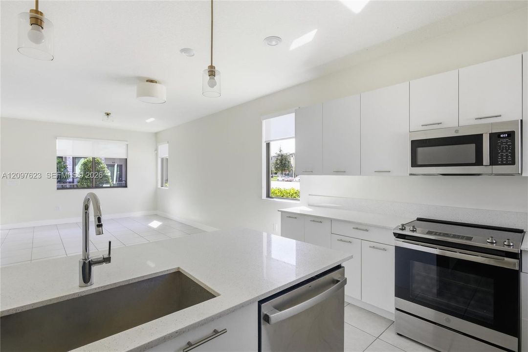 For Rent: $4,650 (3 beds, 2 baths, 1979 Square Feet)