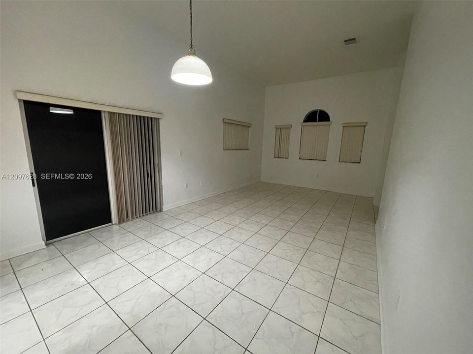 En Renta: $2,495 (3 camas, 2 baños, 1200 Pies cuadrados)