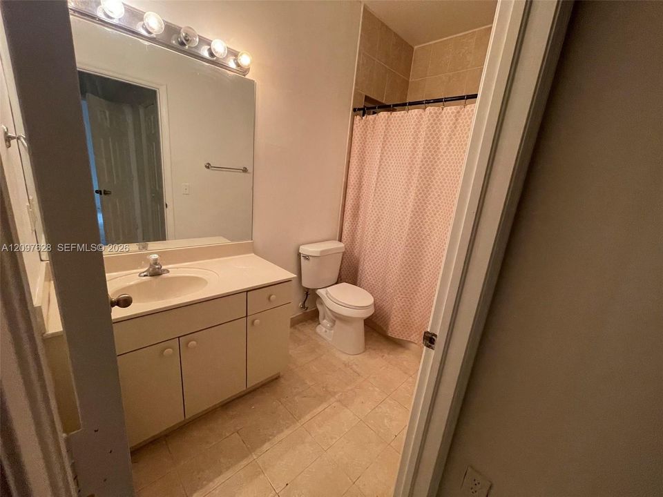 En Renta: $2,495 (3 camas, 2 baños, 1200 Pies cuadrados)
