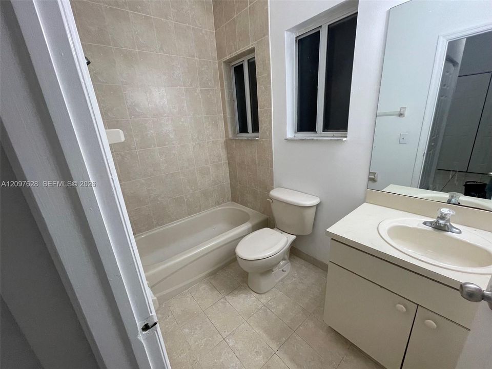 En Renta: $2,495 (3 camas, 2 baños, 1200 Pies cuadrados)