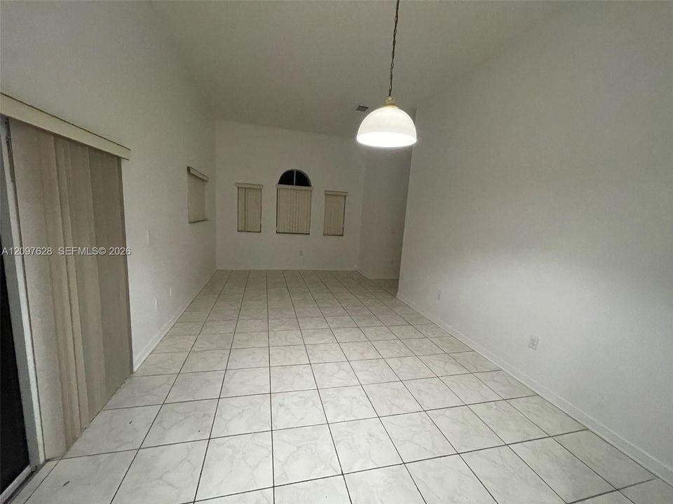 En Renta: $2,495 (3 camas, 2 baños, 1200 Pies cuadrados)