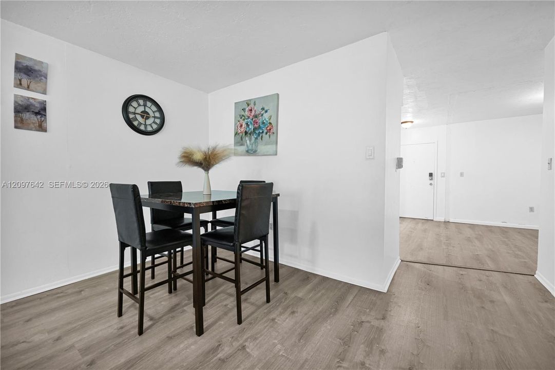 For Sale: $145,000 (1 beds, 1 baths, 960 Square Feet)