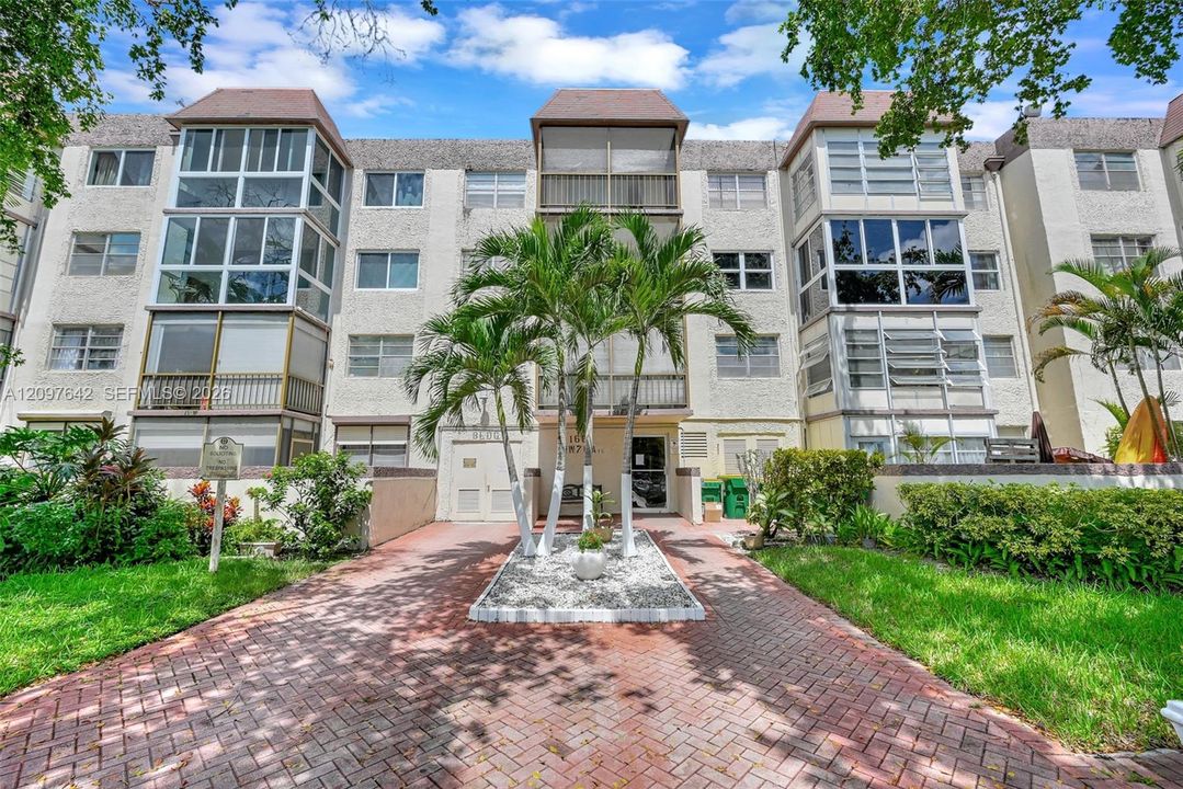 For Sale: $145,000 (1 beds, 1 baths, 960 Square Feet)