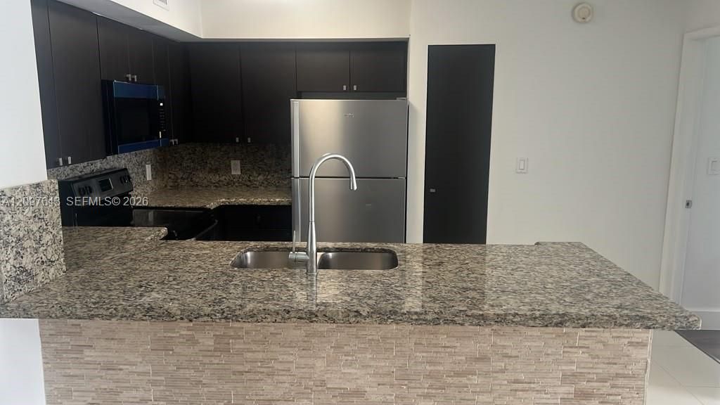 For Rent: $2,750 (2 beds, 2 baths, 994 Square Feet)
