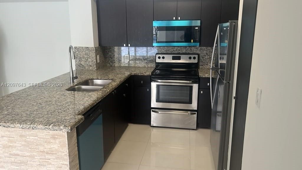 For Rent: $2,750 (2 beds, 2 baths, 994 Square Feet)