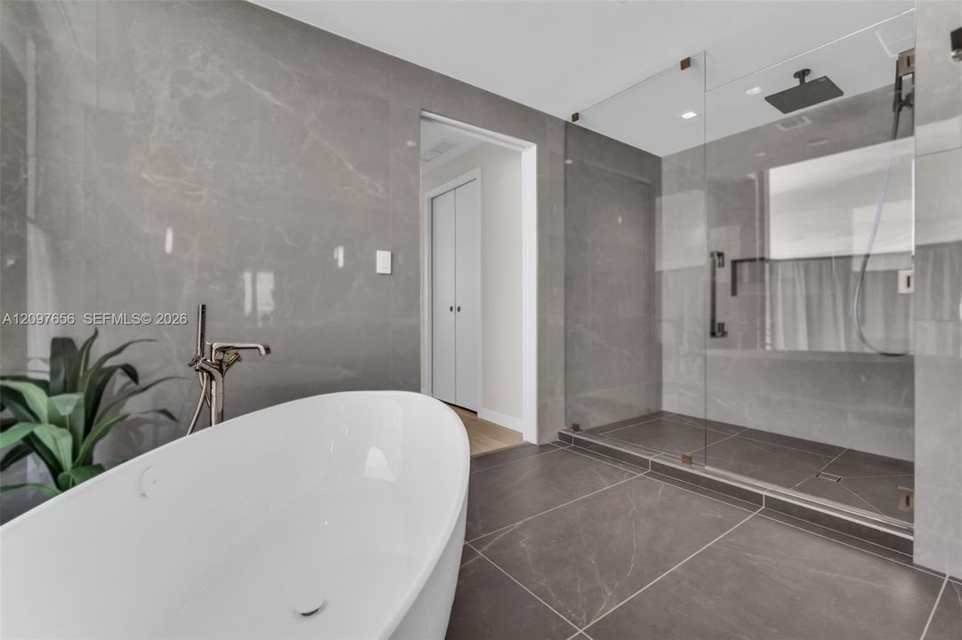 En Venta: $3,450,000 (3 camas, 3 baños, 2418 Pies cuadrados)