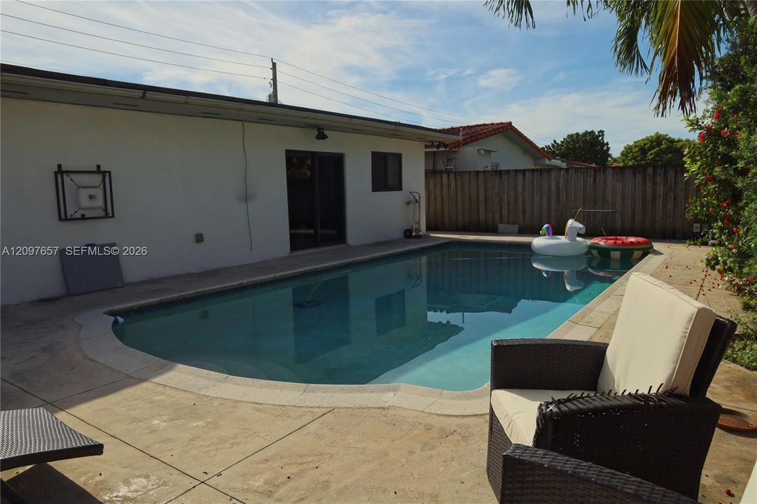For Sale: $899,000 (3 beds, 3 baths, 1441 Square Feet)