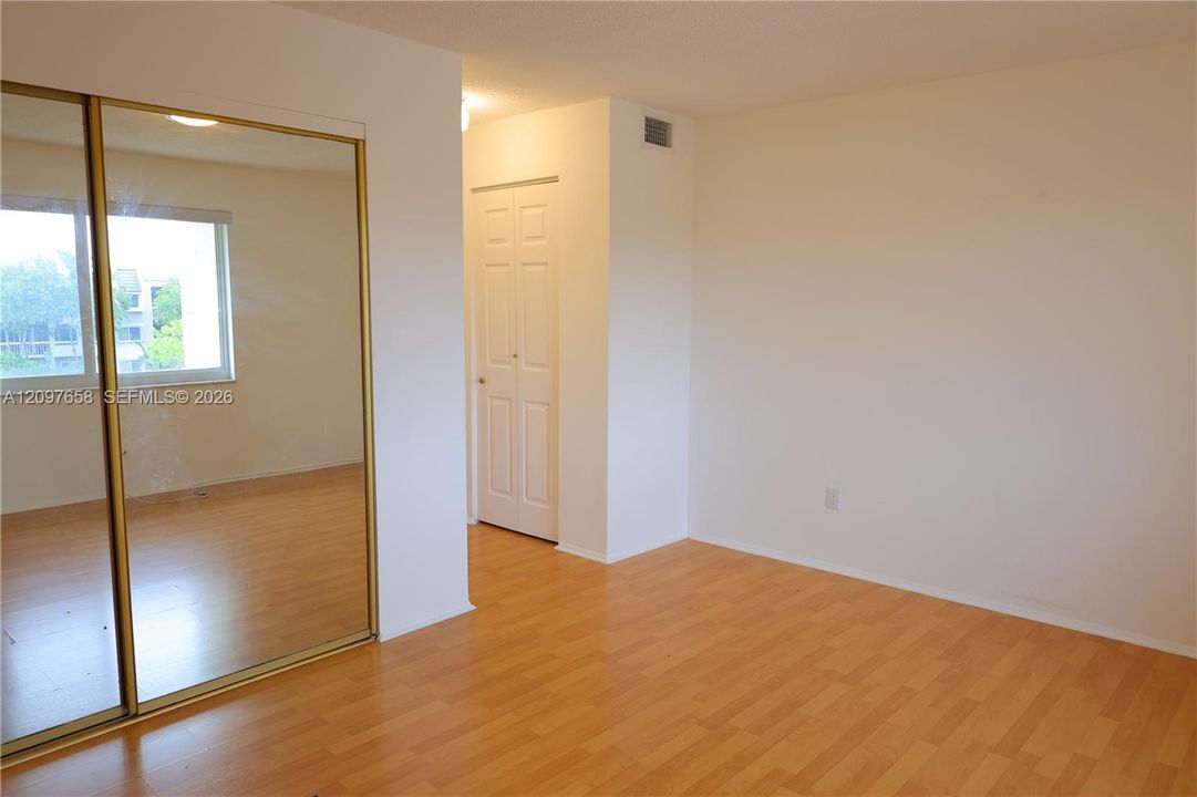 For Rent: $2,050 (2 beds, 1 baths, 804 Square Feet)