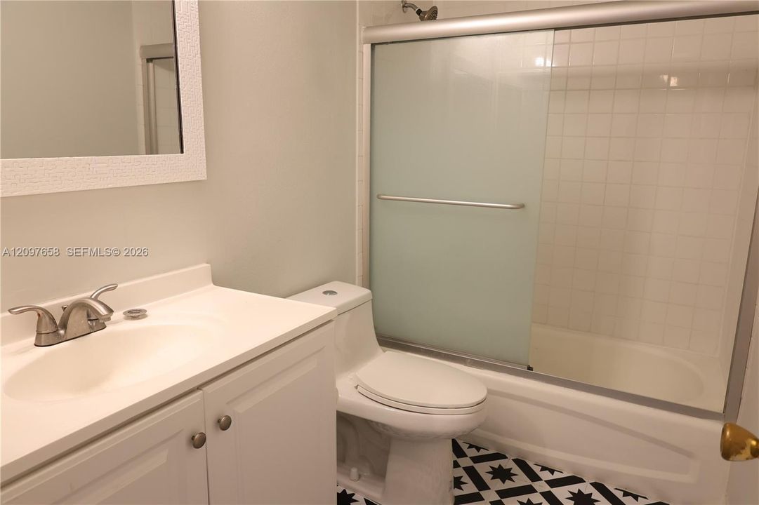 For Rent: $2,050 (2 beds, 1 baths, 804 Square Feet)