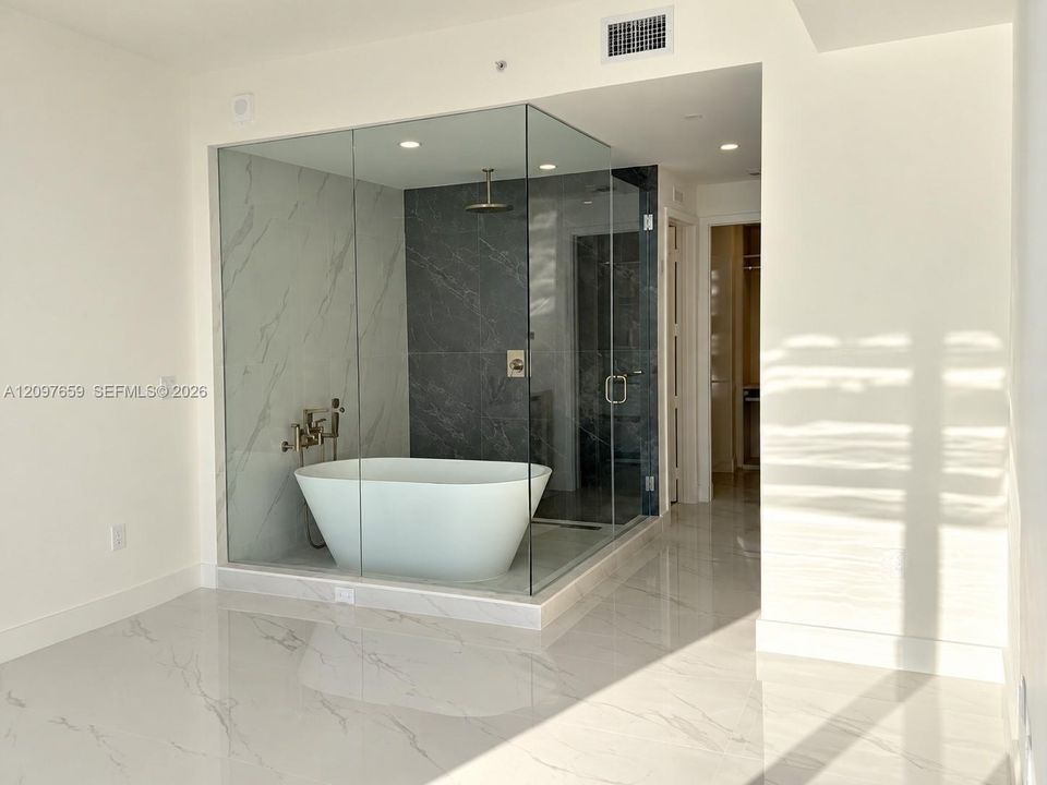 For Rent: $7,000 (1 beds, 2 baths, 966 Square Feet)