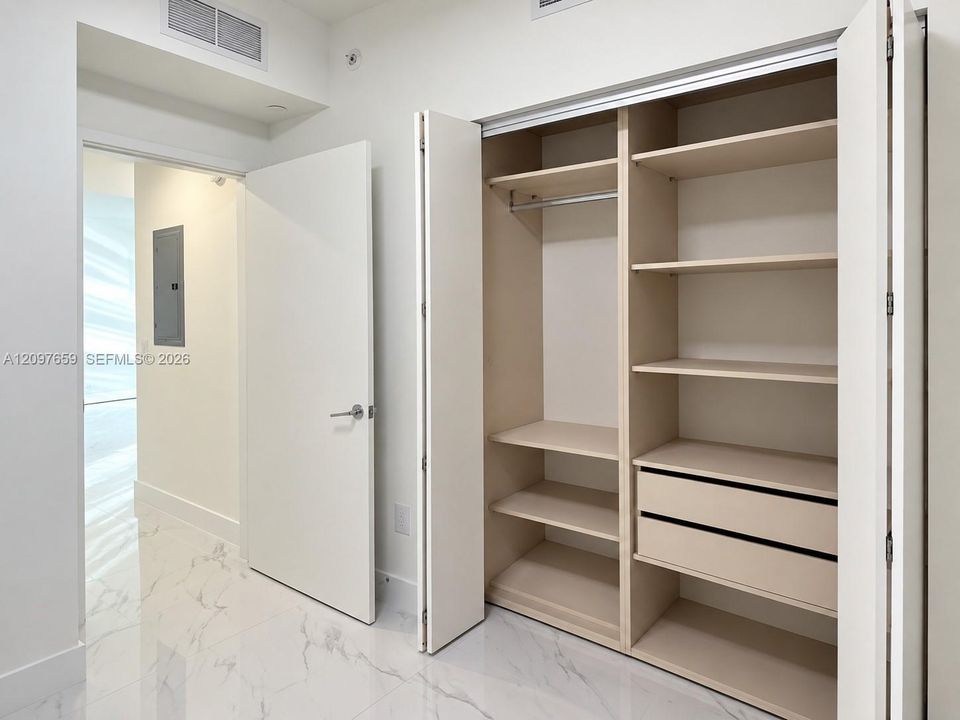 For Rent: $7,000 (1 beds, 2 baths, 966 Square Feet)