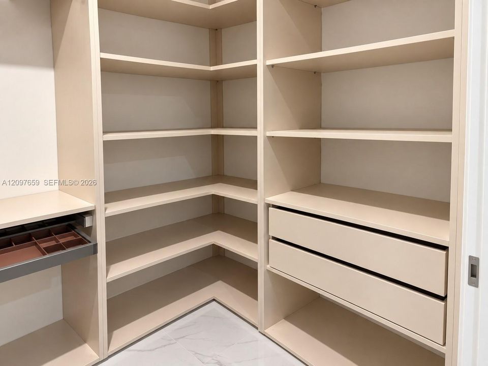 For Rent: $7,000 (1 beds, 2 baths, 966 Square Feet)