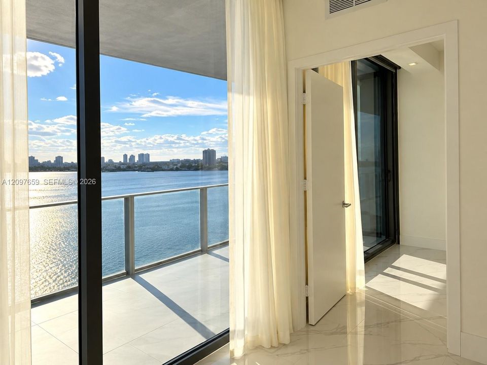 For Rent: $7,000 (1 beds, 2 baths, 966 Square Feet)