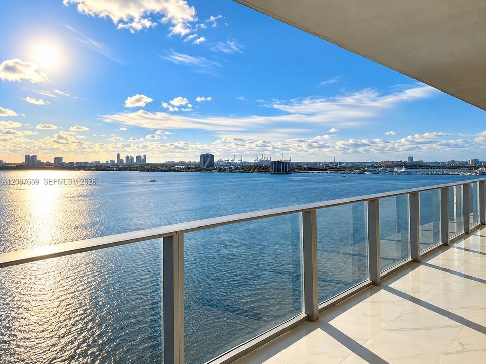 For Rent: $7,000 (1 beds, 2 baths, 966 Square Feet)